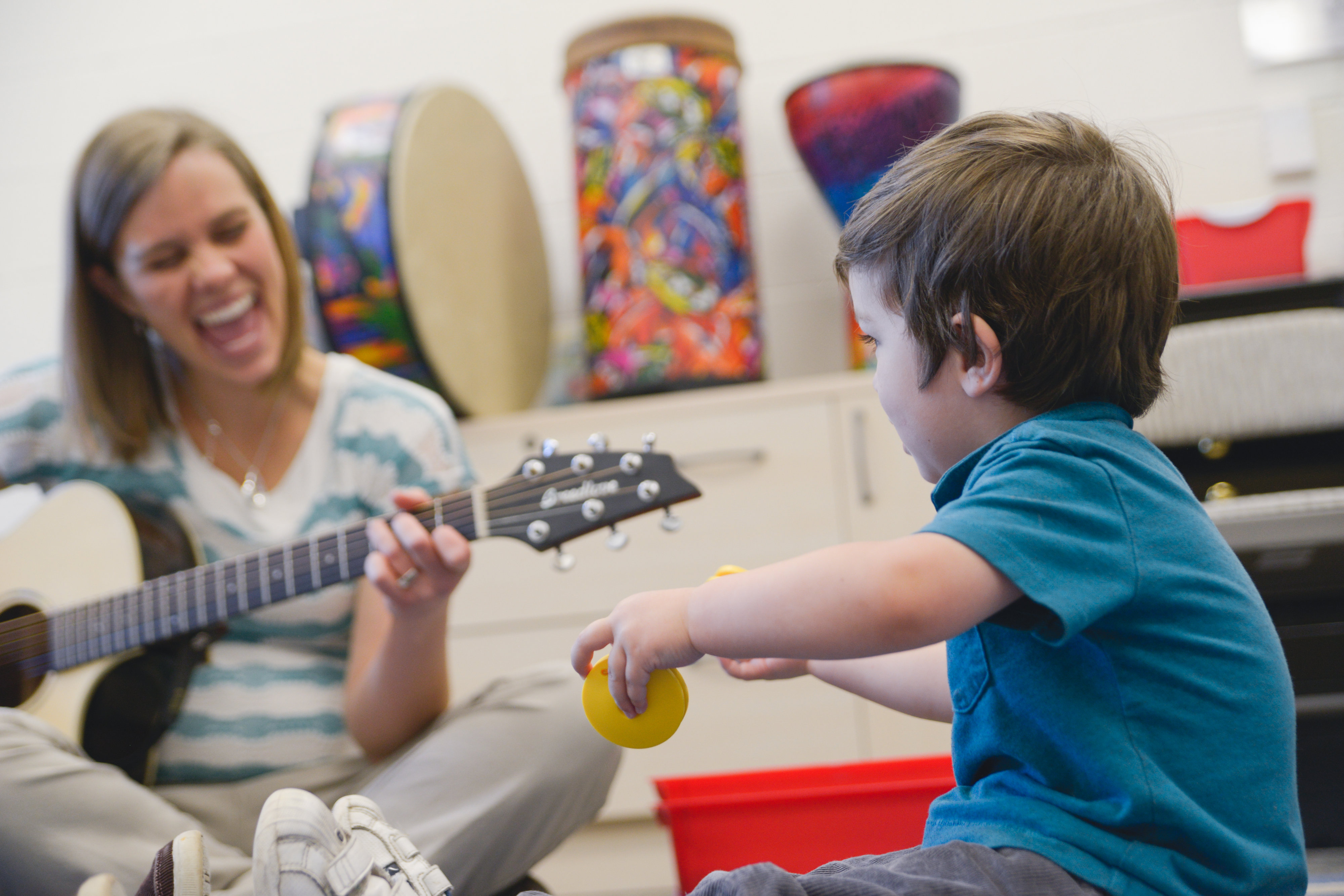Помощь музыкальным школам. Музыкотерапия для детей. Арт терапия Музыкотерапия. Музыкальная терапия для детей. Музыкотерапия для детей с ДЦП.